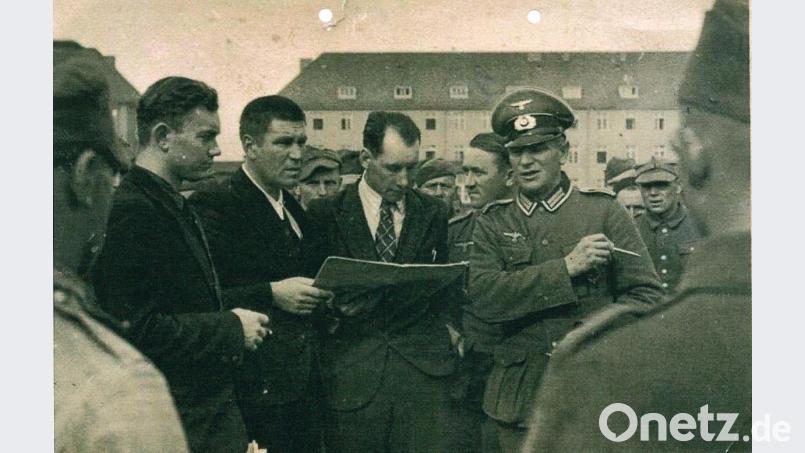 Eines der ganz wenigen Fotos aus dem Stalag XIIIB stellte der Sohn des
Dolmetschers Michael Sucharew (Dritter von links) dem Stadtarchiv zur
Verfügung. Sucharew war Dolmetscher für Polnisch und Russisch. Bild: exb/Sucharew
