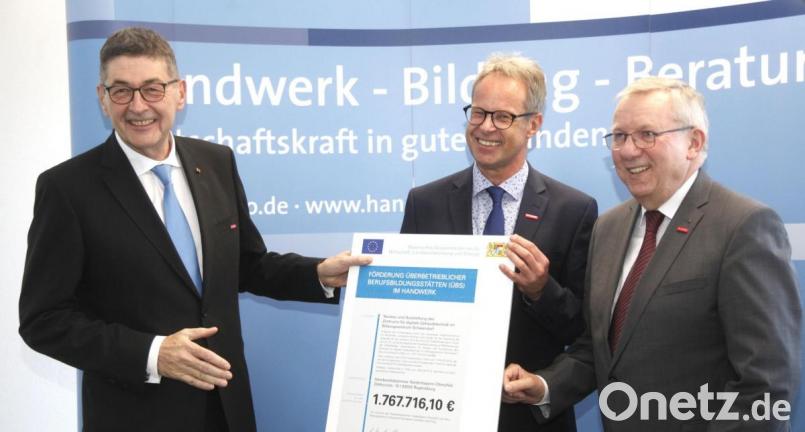 Ministerilaldirigent Gert Bruckner (Mitte) überreichte dem Handwerkskammer-Präsidenten Georg Haber (links) und Hauptgeschäftsführer Jürgen Kilger (rechts) den Förderbescheid des bayerischen Wirtschaftsministeriums für den Bau des neuen Zentrums für digitale Gebäudetechnik in Schwandorf-Charlottenhof. Bild: Hirsch