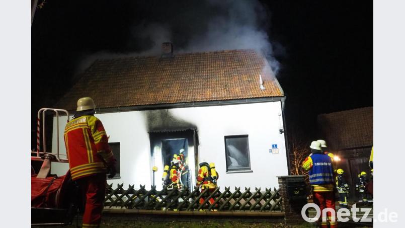 Mit schwerem Atemschutz wagt sich die Feuerwehr in den Eingangsbereich des Hauses, das beim Eintreffen der Einsatzkräfte hell in Flammen stand. Bild: bl