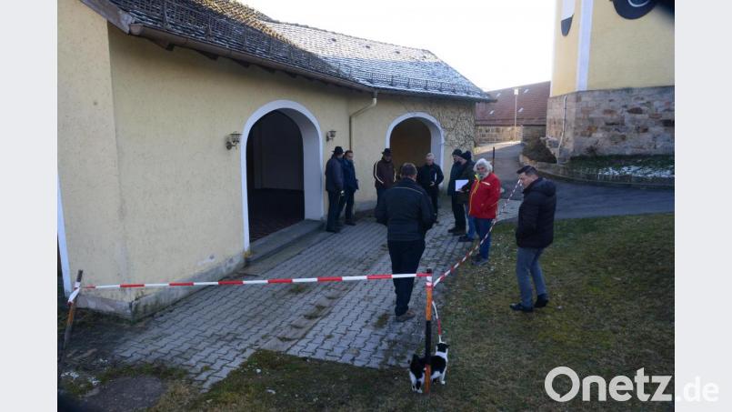 Der Vorplatz bei der Leichenhalle Miesbrunn wird barrierefrei gestaltet und gleichzeitig vergrößert. Damit wird auch der Winterdienst erleichtert. Bild: bey