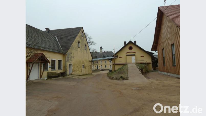 Die jetzigen Stallanlagen auf Gut Brudersdorf werden komplett stillgelegt und durch einen modernen Neubau außerhalb des Ortes ersetzt. Bild: Wilhelm Amann