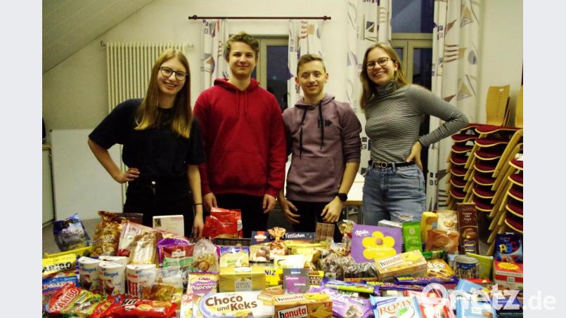 20 Kilo Süßes überreichen Vertreter der Schnaittenbacher Sternsinger an die Amberger Tafel (von links): Veronika Kraus, Johannes Grosch, Leonhard Richter und Katharina Grosch. Bild: ads