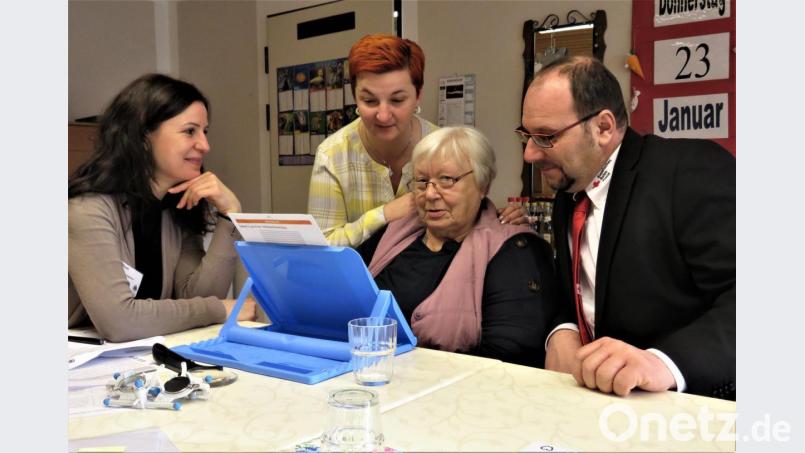 Tina Beck vom Blindeninstitut Würzburg (links) nimmt sich für die 85-jährige Erika Graf (Mitte) nahezu eine ganze Stunde Zeit, um mit ihr ihre Sehkraft sowie die Beweglichkeit der Augen auszutesten. Dafür hat sie unterschiedliche Hilfsmittel mitgebracht. Bild: ubb