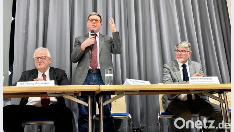 Professor Dr. Lorenz Jarass (Mitte) vermisst die Ausbaukosten im Netzentwicklungsplan. Ein &quot;schwerer methodischer Fehler&quot;, sagt er. Mit im Bild Rainer Kleedörfer (rechts), Vorstandsmitglied von N-Ergie, und der Würzburger Verwaltungsrechtler Wolfgang Baumann. Bild: eig