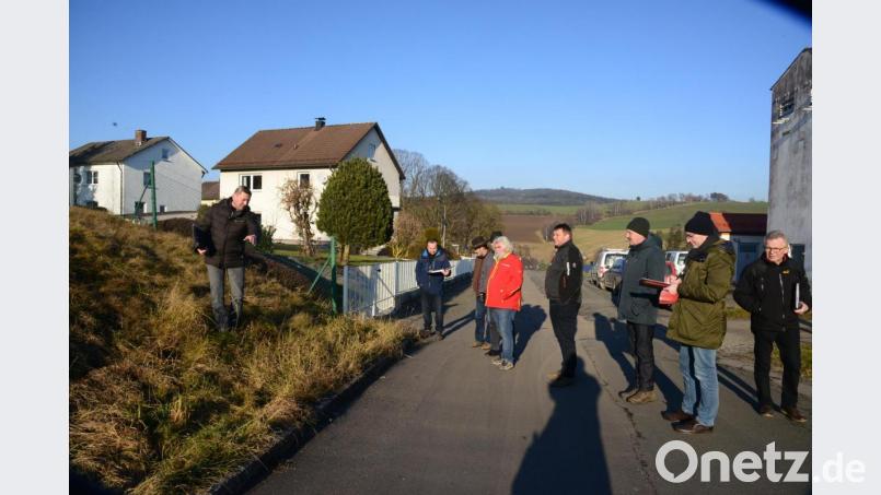 Die Einfriedung (halblinks im Bild) deutet die Grundstücksgrenze an. Entlang des Zaunes und dann über das unbebaute Grundstück könnte der beantragte Gehweg geführt werden. Der Bauausschuss hat dem Antrag auf Errichtung des Gehweges eine klare Absage erteilt. Bild: bey