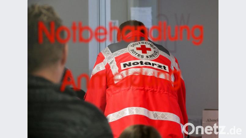 Notfallsanitäter und Notärzte arbeiten eng zusammen, ihre Kompetenzen sind jedoch streng geteilt. Bild: Stephan Jansen/dpa
