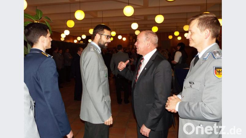 Gemeinsam hießen Kommandeur Sebastian Erbe und Bürgermeister Roland Strehl (von rechts) beim Defilee am Eingang die Gäste willkommen. Bild: e