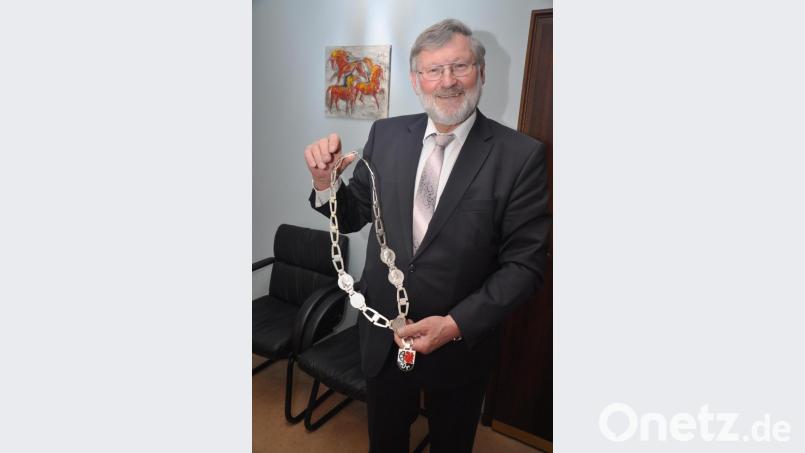 Über 25 Jahre hat Josef Schmidkonz auch immer wieder die Amtskette der Marktgemeinde Mähring umlegen dürfen. Nach der nächsten Wahl ist das vorbei. Ein bisschen bedauert Schmidkonz, dass kein Freier Wähler für seine Nachfolge angetreten ist. Bild: ws