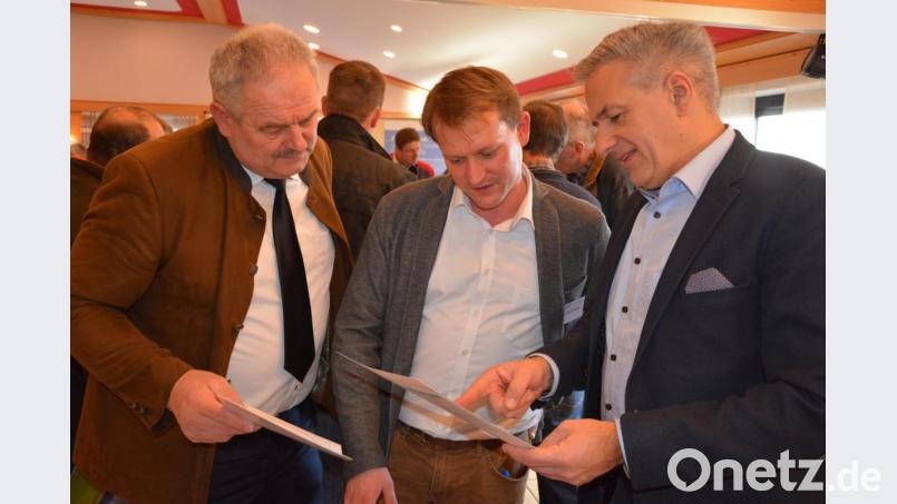 Die Bürgermeister Johann Burger (links) und Roland Grillmeier (rechts) im intensiven Gespräch mit Tennet-Pressesprecher Markus Lieberknecht. Bild: jr