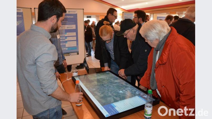 Zwischen 150 und 200 Personen kamen am Dienstagnachmittag in die "Petersklause", um sich beim Bürgerforum über die Trasse des Süd-Ost-Links zu informieren. 15 Tennet-Mitarbeiter standen mit Rat und Tat zur Seite. Bild: jr