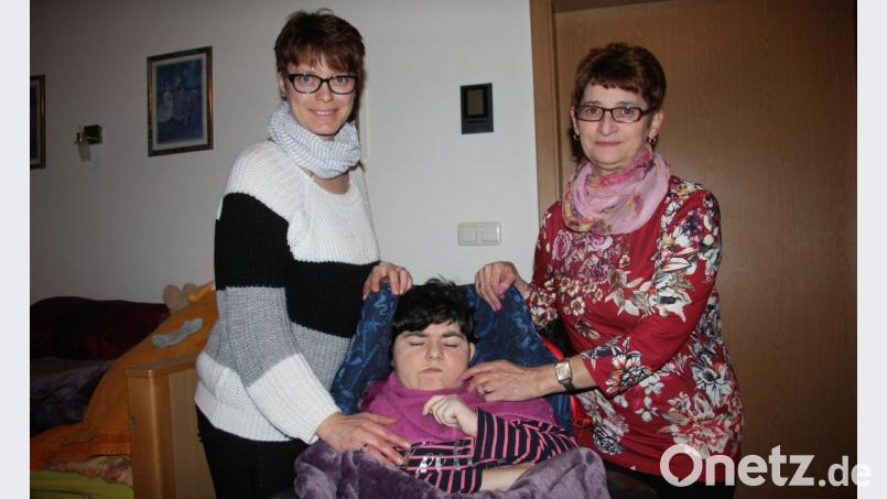Seit fast 30 Jahren kümmert sich Petra Zanner (rechts) um ihre pflegebedürftige Tochter Sabrina. Viel Halt geben ihr auch Tochter Carmen Korte (links) und deren Familie. Bild: wro