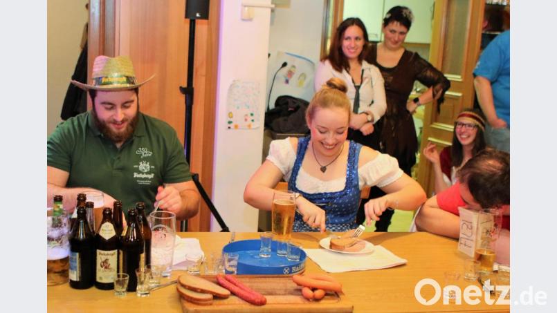 Beim Sketch &quot;Altbayerisch für Einsteiger&quot; ging es um eine Bierprobe mit dem Angebot der Schlossbrauerei Fuchsberg Bild: exb