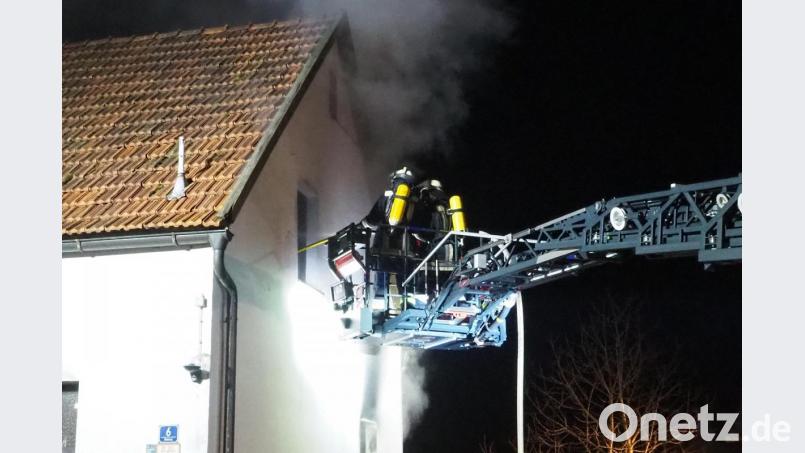 Mit der Drehleiter der Feuerwehr Nittenau war es einfacher, das Feuer im oberen Stockwerk zu bekämpfen. Bild: bl