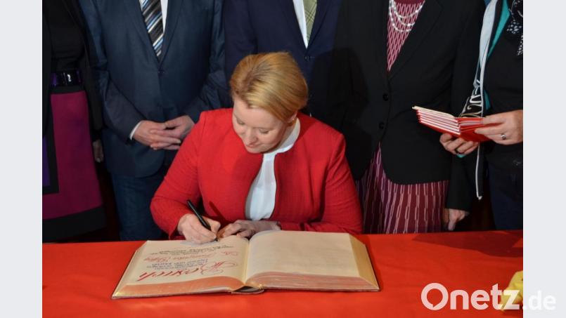 Bundesfamilienministerin Franziska Giffey hinterlässt beim SPD-Jahresempfang in der Stadthalle einen bleibenden Eindruck und zeigt Volksnähe. Bild: dob