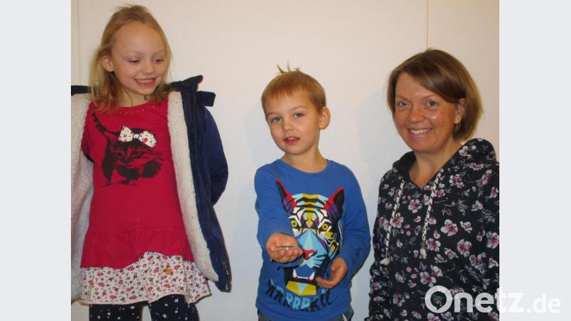 Mutter Carolin Ferstl mit ihrem Sohn Samuel, 4 Jahre alt, und Tochter Charlotte, 6 Jahre alt, im Museum beim Abholen der byzantinischen Fundmünze vom Lanzenanger. Bild: Margit Berwing-Wittl/Oberpfälzer Volkskundemuseum Burglengenfeld