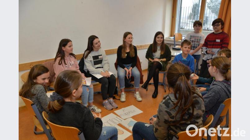 Für die Jüngsten war der Besuch besonders aufregend. Schließlich dürfen die Viertklässler im Schnupperkurs gerade erst entscheiden, ob sie später Französisch erlernen möchten. Die Siebtklässler dagegen verstehen und sprechen das eine oder andere schon sehr gut. „Je m ‘appelle“, stellte sich eine Realschülerin mit ihrem Namen vor und schaffte es spielerisch, die Grundschüler zum Wiederholen anzuregen und sie neugierig auf die Sprache zu machen. Bild: dob