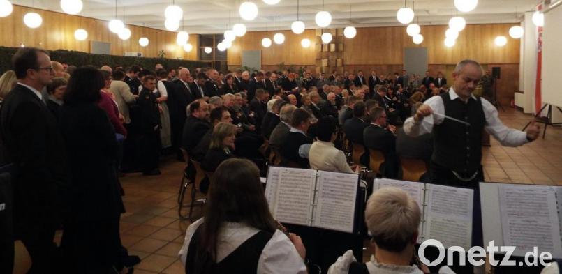 In bewährter Weise wurde die Veranstaltung vom Musikverein Haselmühl-Kümmersbruck unter der Leitung von Marcus Hofmann schwungvoll umrahmt. Bild: e