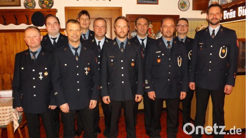Beförderungen und Ehrungen gab es auch für (vorne, von links) Reinhard Mois, Markus Flieger, Matthias Stangl ,Christian Gleißner, Stefan Stangl sowie (hinten, von links) Florian Mathes, Bernhard Weidner, Stefan Forster, Thomas Stock und Andreas Franz. Bild: trj