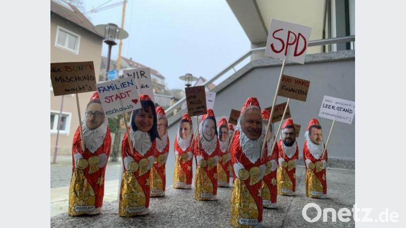 Die SPD löst nun das Rätsel auf. Die Nikoläuse, die in den Wochen vor Weihnachten in der Hauptstraße an Bäumen und Gebäuden hingen, sollen die Kandidaten symbolisieren, die für den Stadtrat kandidieren. Bild: exb
