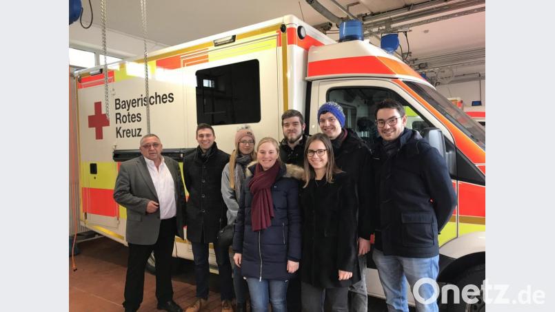Die JU um Ortsvorsitzenden Johannes Klinger (Zweiter von links) besuchte die BRK-Dienststelle in Tirschenreuth. Dabei übten die jungen Politiker Erste Hilfe und diskutierten mit Richard Wagner, stellvertretender Leiter des Rettungsdienstes (links), alltägliche bürokratische Hürden der Ehrenamtlichen. Bild: heb