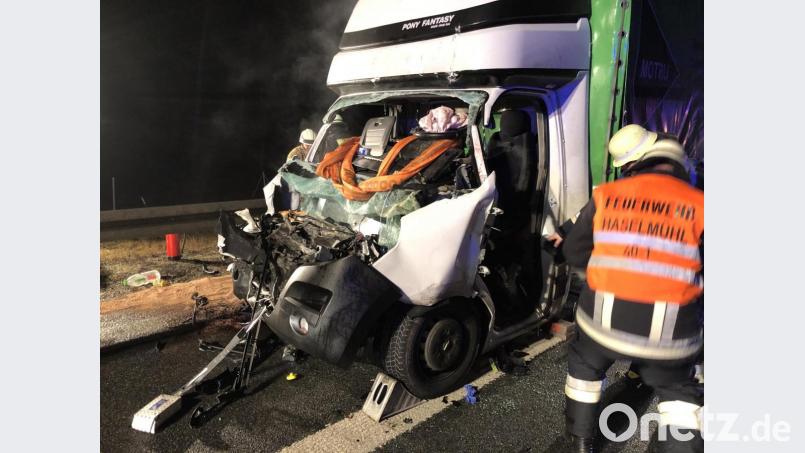 Der Fahrer des Kleinlasters wurde bei dem Aufprall in seinem Führerhaus eingeklemmt. Bild: egl