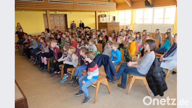 Hin und weg sind Kita- und Grundschulkinder von der temperamentvollen Inszenierung des Puppentheaters. Bild: do