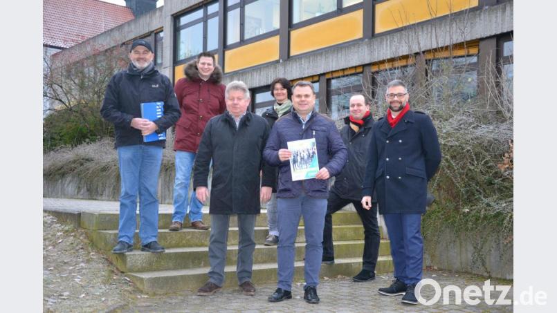 Bürgermeister Karlheinz Budnik (Dritter von rechts) stellt mit einem Teil seines CSU-Teams das Wahlprogramm vor. Die Sicherung der Grund- und Mittelschule ist einer der Punkte, die sich die CSU auf die Fahne geschrieben hat. Bild: Lowak