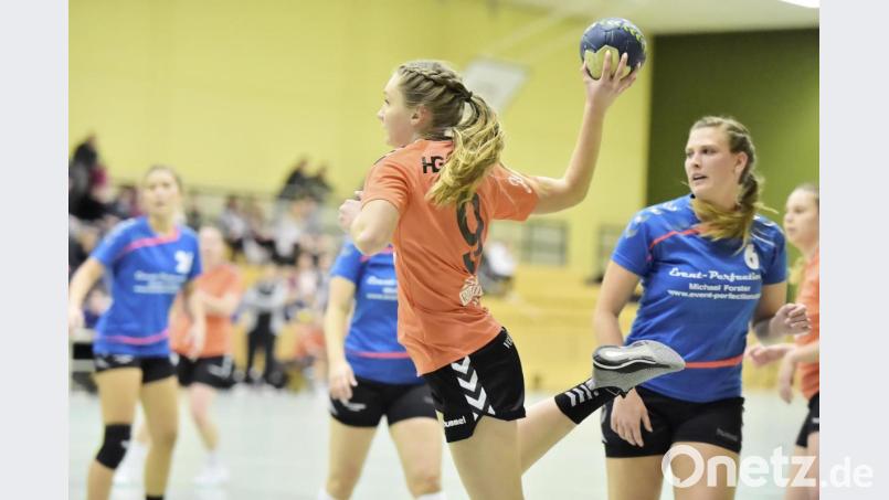 Die Amberger Linksaußen Karina Grasmik (Mitte vorne) beim Torwurf. Die Offensive der HG muss sich steigern, soll der Klassenerhalt noch eine Option sein. Bild: Ziegler