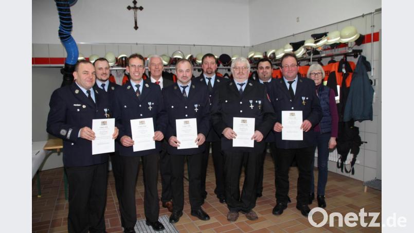 Langjährige Aktive (mit Urkunde) der Feuerwehr Nunzenried haben eine staatliche Ehrung erhalten. Die Auszeichnung überreichten (hinten, von links) stellvertretender Vorsitzender Josef Zinnbauer, stellvertretende Landrat Arnold Kimmerl, Kreisbrandmeister Peter Killermann, Vorsitzender Martin Ruhland und Zweite Bürgermeisterin Christa Zapf. Bild: frd