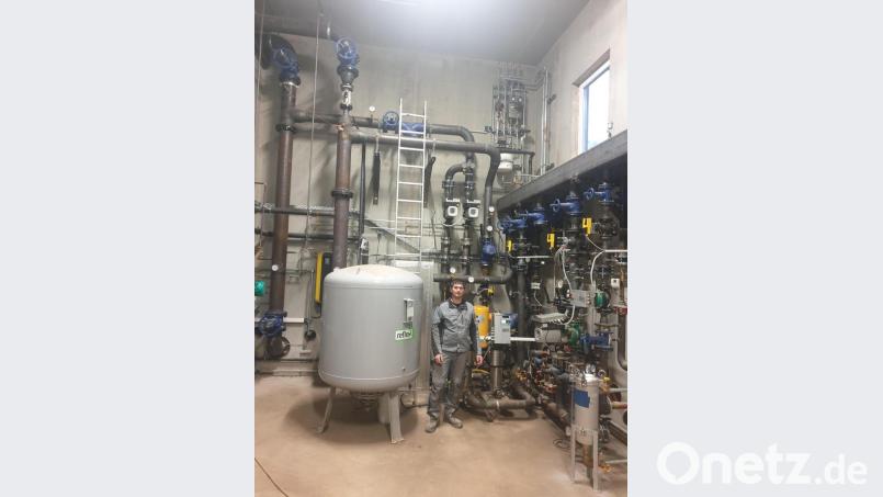 Martin Mitlmeier steht vor seiner Biogasanlagenschaltzentrale. Bild: dob