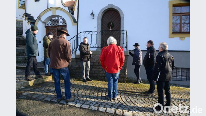 Der Plattenbelag auf dem Eingangspodest zum Kloster ist wasserdurchlässig geworden. Die Folge: Das Fundament drückt nach außen. Jetzt sollen die Fugen wieder richtig verdichtet werden. Eine Sanierung von Grund auf wäre ein Fass ohne Boden, heißt es im Bauausschuss. Bild: bey