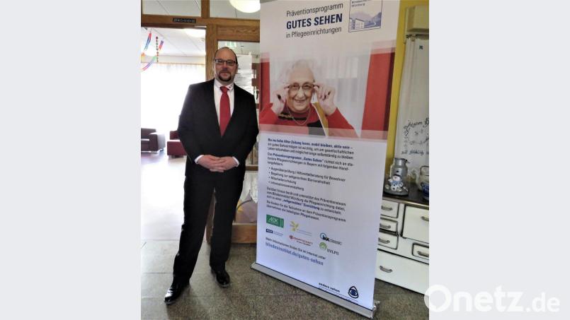 Heimleiter Andreas Wöhrl hat während der Dauer des Präventionsprojekts extra einen großen Flyer aufgestellt, um alle Heimbewohner und deren Angehörge davon zu unterrichten. Seine Werbestrategie hat sich gelohnt, der Fachvortrag für gutes Sehen im Seniorenheim wurde regelrecht gestürmt. Bild: ubb