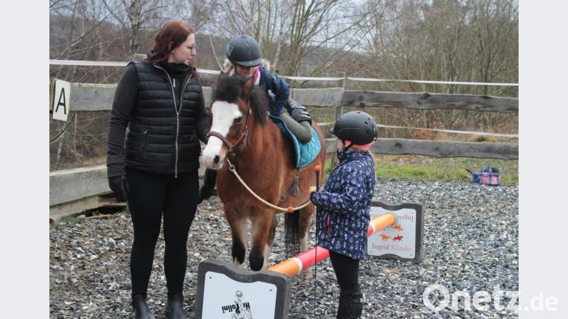 Das Cavaletti hilft den Kindern, auf das Pony zu steigen. Karola Wenisch (links) hat ein Auge auf die Kinder. Bild: Susanne Forster