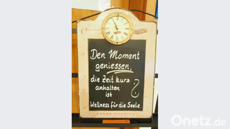 Ein wenig ist dieser Spruch am Eingang auch Lebensmotto der langjährigen Chefin im Café Central. Bild: bl