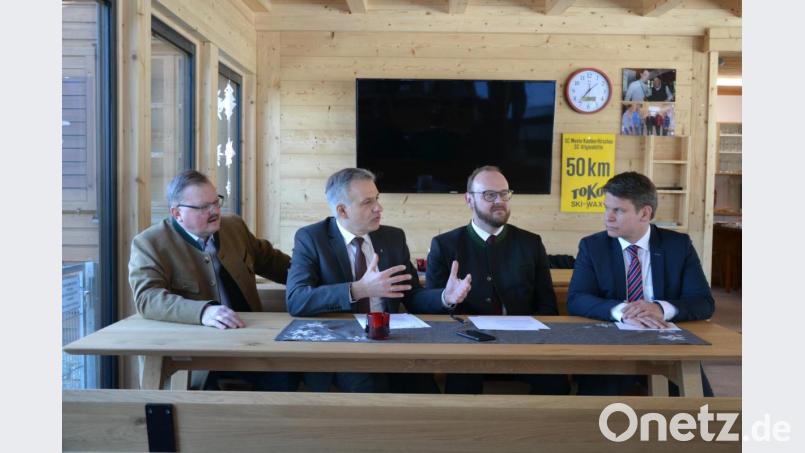 Gemeinsam wollen die CSU-Spitzenkandidaten Benjamin Zeitler, Andreas Meier und Roland Grillmeier (von rechts) die beiden Landkreis Neustadt/WN und Tirschenreuth sowie die Stadt Weiden voranbringen. Dazu stellten sie gemeinsam mit Bärnaus Bürgermeister Alfred Stier im Skilanglaufzentrum Silberhütte die Pläne für den Regionalpakt "Aufbruch Nordoberpfalz" vor. Bild: rti