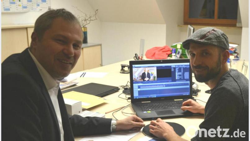 Jürgen Preisinger, Vorsitzender KJR Tirschenreuth, und Philipp Reich, Leiter des T1 Jugendmedienzentrums, haben mit den vier Landratskandidaten Videos gedreht. Diese können sich Interessierte nun auf der Webseite ansehen. Bild: lue