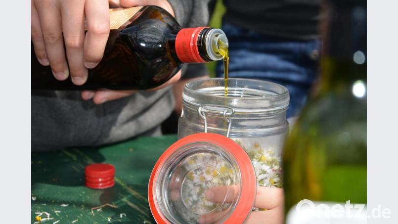 Für die Weiterverarbeitung etwa zur Naturkosmetik wird ein Ölauszug hergestellt. Die Gänseblümchen dafür haben die Perlentaucher-Kinder vorher gesammelt. Bild: Johanna Härtl/exb