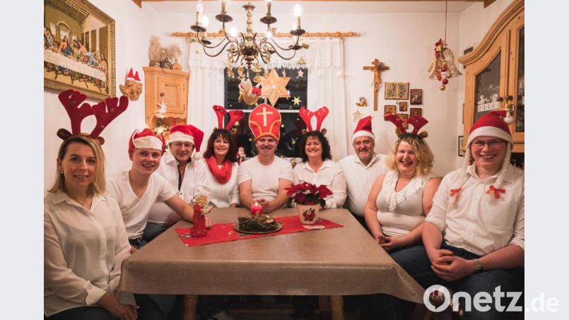 Die Schauspieler des Heimat- und Kulturvereins Ammerthal (von links): Anja Kunz, Moritz Koberstein, Josef Stöcklmeier, Irene Pemp, Dietmar Klemenz, Doris Weiß, Anton Peter, Bianka Götz und Elias Eichenseer; es fehlt Regina Mühlberger. Bild: Michael Haller