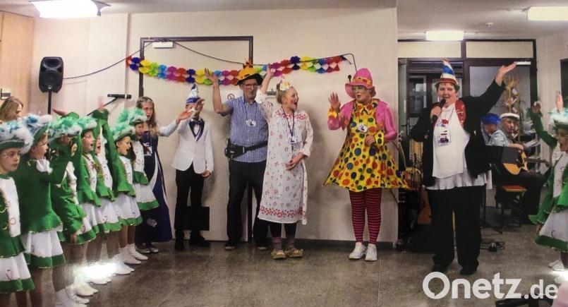 Die &quot;Krümelgarde&quot; der Faschingsgesellschaft Eschenbach begeistert die Bewohner im Pflegehaus St. Laurentius. Bild: Kliniken Nordoberpfalz AG