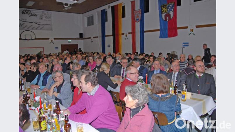 Großen Anklang bei den Bürgern fand die Einladung der Stadt zur Auftaktveranstaltung des 650-jährigen Stadtjubiläums. Die Sporthalle war brechend voll. Die Organisatoren hatten sich ein umfangreiches Programm für ihre Gäste einfallen lassen. Bild: ow