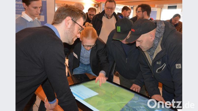 Zwischen 150 und 200 Personen kamen am Dienstagnachmittag in die "Petersklause", um sich beim Bürgerforum über die Trasse des Süd-Ost-Links zu informieren. 15 Tennet-Mitarbeiter standen mit Rat und Tat zur Seite. Bild: jr