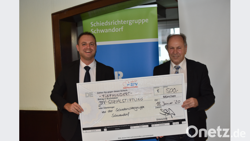 Florian Fleischmann überreichte einen Scheck über 500 Euro an Georg Höcherl von der BFV-Sozialstiftung. Bild: exb/Stefan Mehrl
