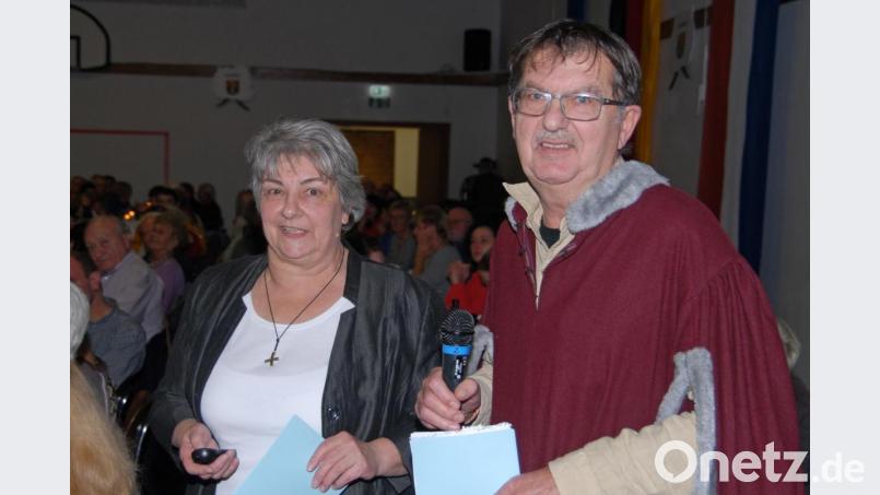 Käthe Pühl (links) und Rudi Lang zeigen anhand von Bildern, wie sich die kleine Stadt am Rauhen Kulm in ihrer 650-jährigen Geschichte gewandelt hat. Bild: ow