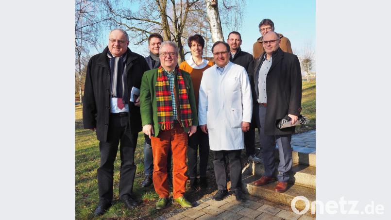 Neujahrstreffen im Bezirksklinikum bei strahlendem Sonnenschein. Mit dabei Bezirkstagspräsident Lothar Höher (links)
und der Ärztliche Direktor der Klinik, Dr. Markus Wittmann (vorne, Dritter von links). Bild: Bühner