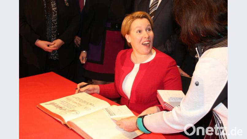 Erst der Eintrag ins Goldene Buch, dann Autogramme ins Parteibuch. Bild: jrh