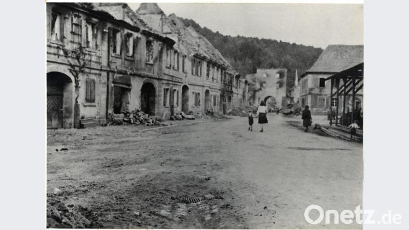 Zwei große Brände verwüsten im 19. Jahrhundert große Teile der Altstadt. Am 19. April 1945 vermuteten amerikanische Jagdbomber deutsche Verteidiger in der Kulmstadt. Mit zwei Jagdflugzeugen wird daraufhin der mittelalterliche Stadtkern bombardiert. Dabei werden neben 168 Gebäuden auch das spätgotische Stadttor (Bildmitte) und das alte Rathaus aus dem Jahre 1654 zerstört. Bild: ow