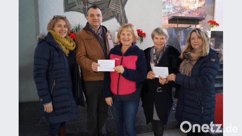 Mit je 1150 Euro unterstützen Sieglinde und Wolfgang Ziegler (von links) sowie Gerlinde Pöppel (rechts) die Arbeit von &quot;Lichtblicke&quot;-Schirmherrin Elisabeth Wittmann (Dritte von links) und &quot;Adventslicht&quot;-Chefin Renate Freuding-Spintler. Bild: du
