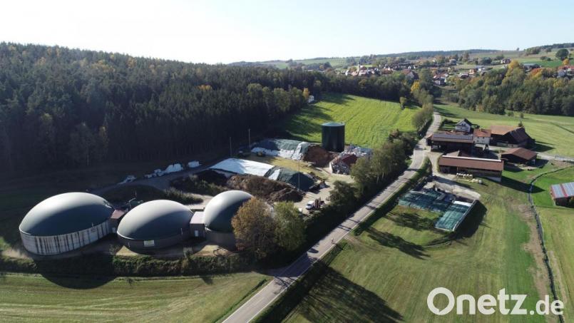 Kurz vor Lämersdorf wurde die Biogasanlage in den Hang hinein errichtet. Pro Jahr werden durch die erzeugte Abwärme der Biogasanlage 160 000 Liter Heizöl und 2000 Kubikmeter Hackschnitzel eingespart. Bild: dob