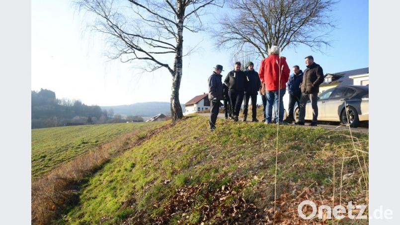 Entlang der Ortsstraße aus Vöslesrieth Richtung Kreisstraße NEW 33 wünscht sich Stadtrat Herbert Stahl hangseitig die Errichtung einer Leitplanke auf einer Länge von rund 300 Meter ohne die Zufahrten zu landwirtschaftlich genutzten Grundstücken zu beeinträchtigen. Jetzt werden die Kosten ermittelt und die rechtlichen Vorgaben für die Aufstellung von Leitplanken überprüft. Bild: bey
