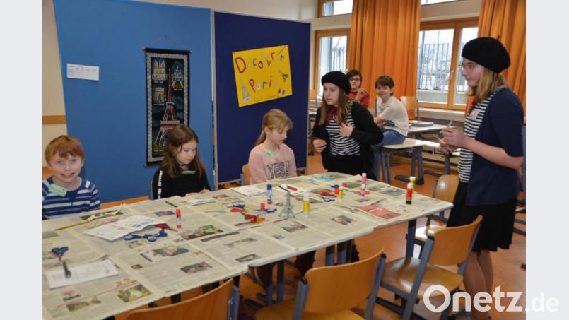 Für die Jüngsten war der Besuch besonders aufregend. Schließlich dürfen die Viertklässler im Schnupperkurs gerade erst entscheiden, ob sie später Französisch erlernen möchten. Die Siebtklässler dagegen verstehen und sprechen das eine oder andere schon sehr gut. „Je m ‘appelle“, stellte sich eine Realschülerin mit ihrem Namen vor und schaffte es spielerisch, die Grundschüler zum Wiederholen anzuregen und sie neugierig auf die Sprache zu machen. Bild: dob